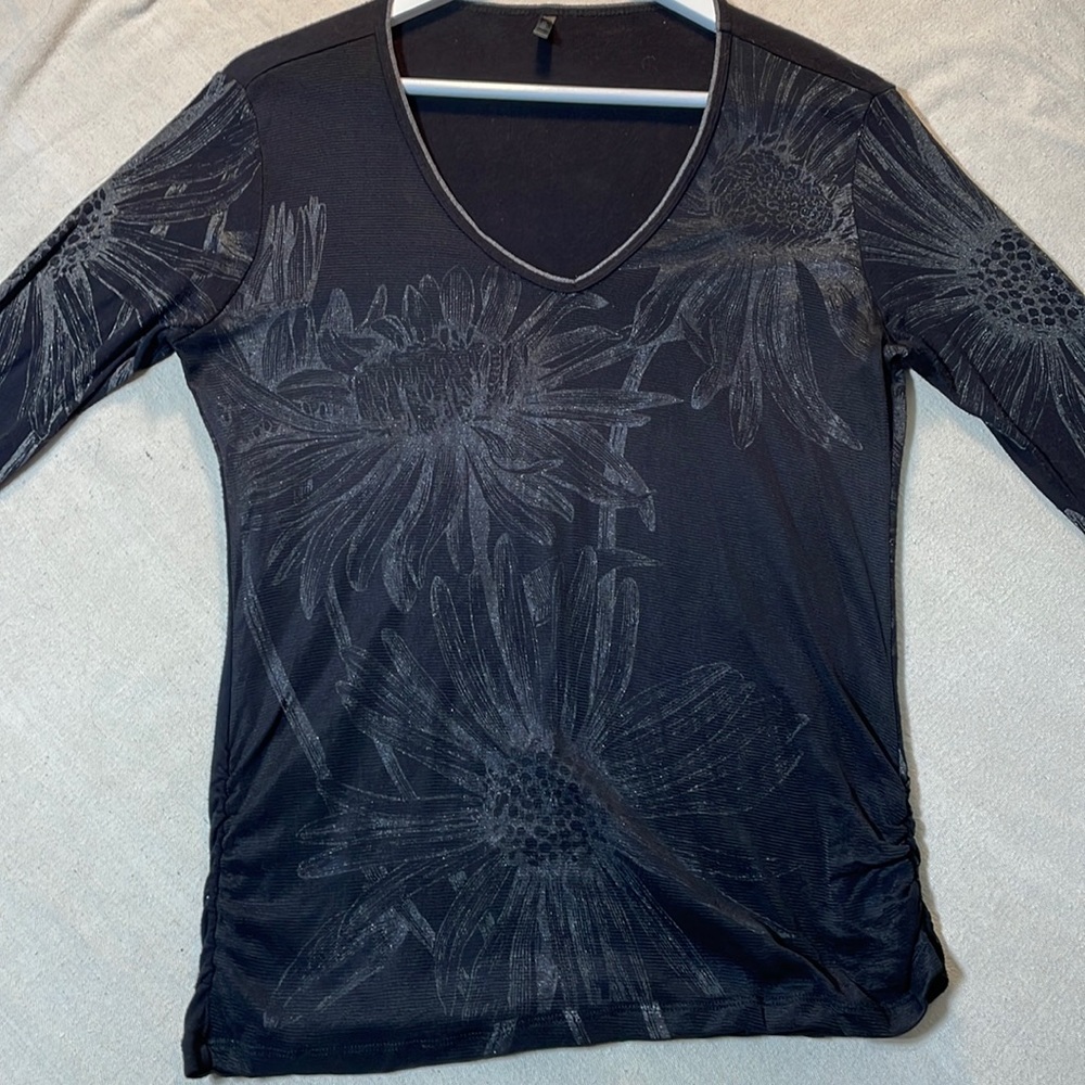 Edista black & gray V neck long sleeve top size M. Ruching on sleeves and side